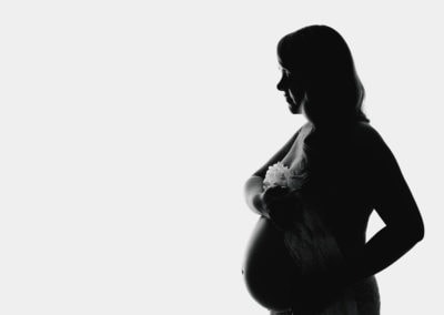 silhouette of mummy & her baby bump